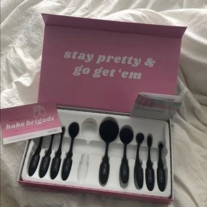 Vanity Fair Oval Make Up Brushes